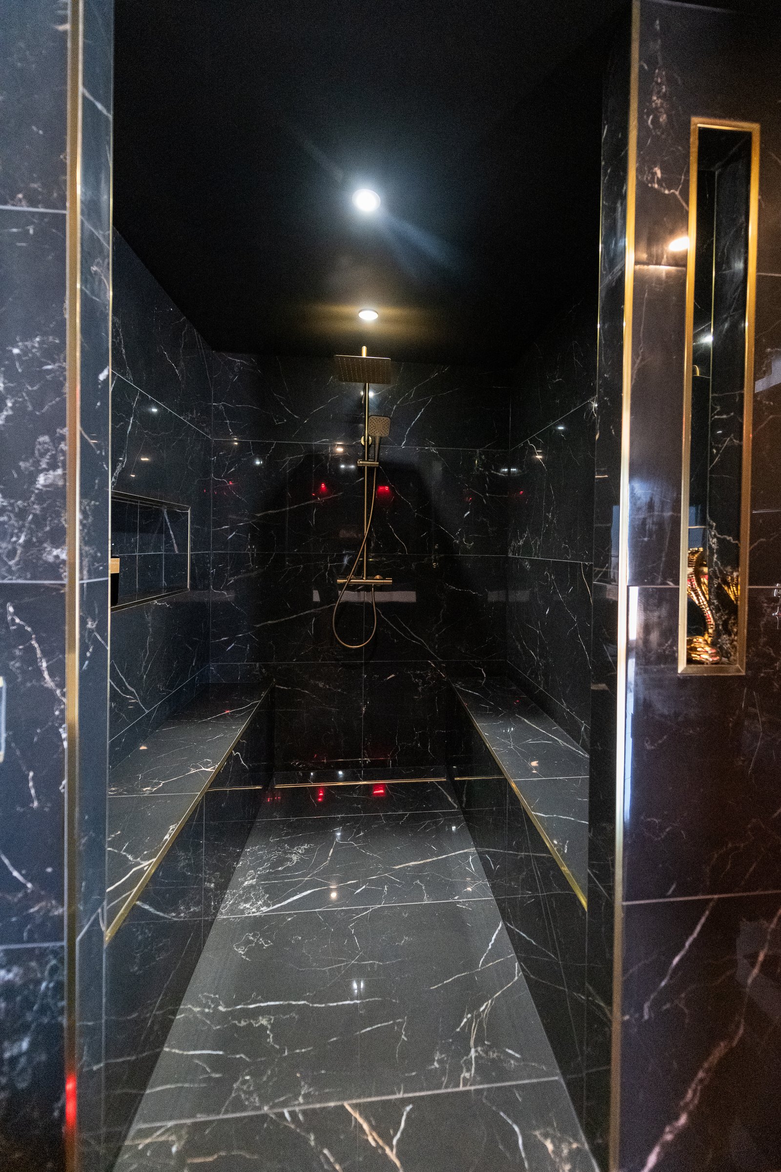 Photo d'une statuette noire et gold